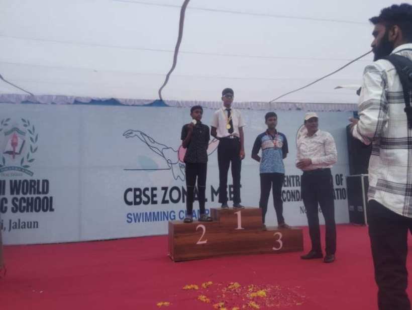 Excellians Triumphs in Swimming and Badminton Competition in Clusters